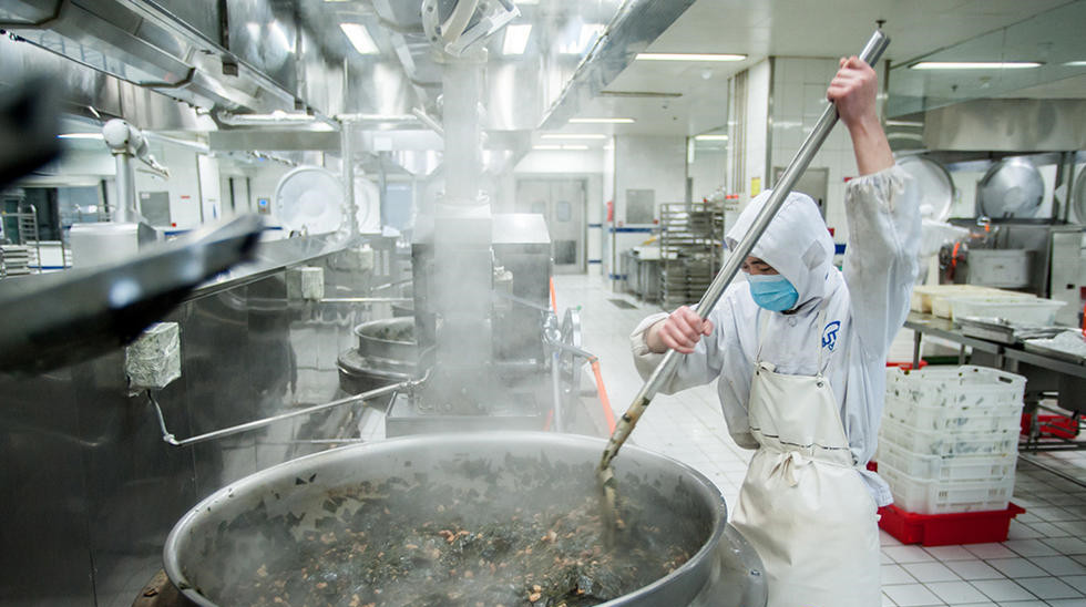 春运高铁盒饭生产全过程_成都铁路学校_招生问答