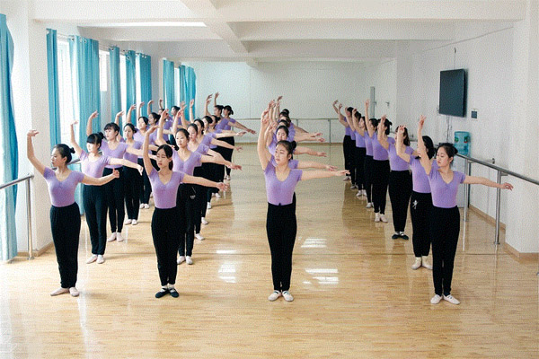 绵阳的学生想来成都市读书，成都市希望幼师学校职